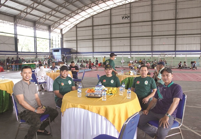 SEMANGAT: Wabup Ahmad Mahfudz dan Komandan Kodim 0828/Sampang Letkol Czi Dika Catur Yanuar Anwar menghadiri Dandim Cup 2025 di Lapangan GOR Indoor, Minggu (26/10). (KODIM SAMPANG UNTUK JPRM)