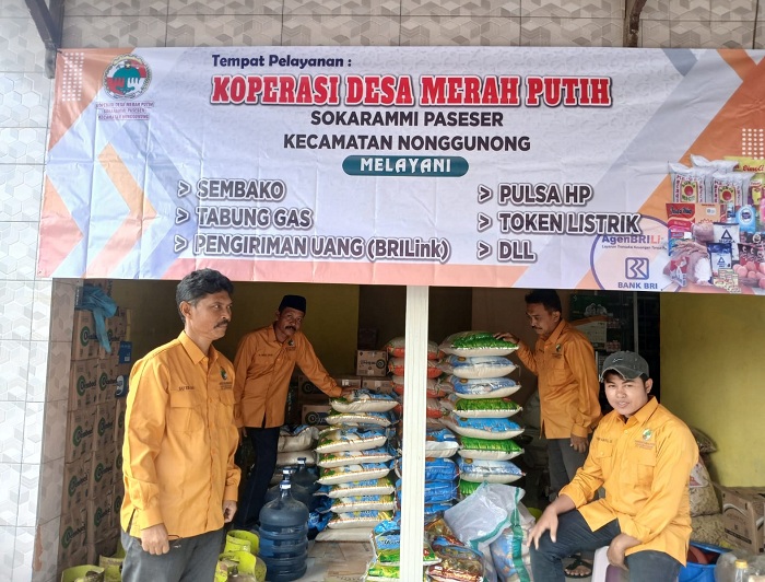 BEROPERASI: Petugas berjaga di KDMP Desa Sokarame Paseser, Kecamatan Nonggunong, Kepulauan Sapudi, Jumat (17/10). (DKUPP UNTUK JPRM)