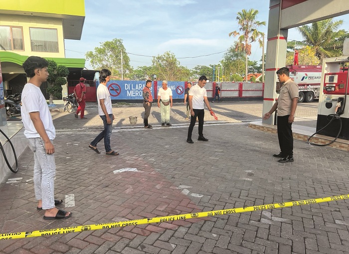 TRAGEDI BERDARAH: Anggota Polres Sampang saat melakukan olah TKP di SPBU 54.692.06, Desa Tambaan, Kecamatan Camplong, Senin (20/10). (HUMAS POLRES UNTUK JPRM)