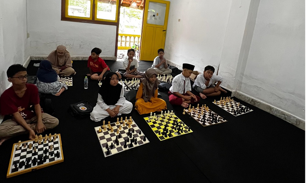 KONSENTRASI: Peserta sekolah catur Pamekasan mengikuti pembinaan di Desa Bugih, Kecamatan Kota Pamekasan, Jumat (26/9).