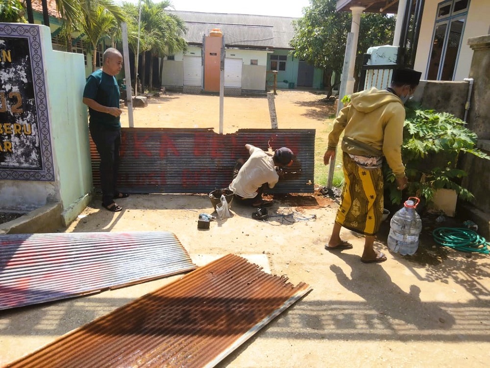KECEWA: Pihak ahli waris menyegel gerbang utama SDN Tamberu 2 Kecamatan Batumarmar, Pamekasan, Minggu (19/10).