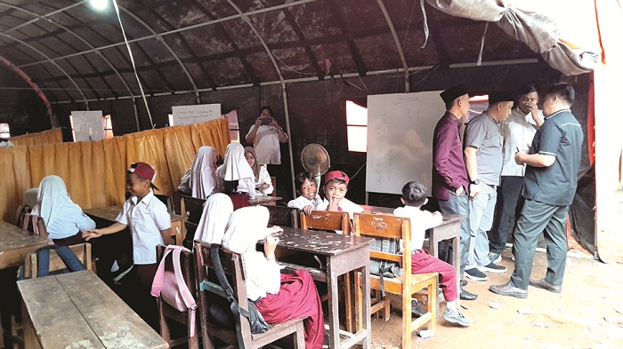 JADI ATENSI: Komisi IV DPRD Pamekasan melakukan sidak di SDN Tamberu 2, Kecamatan Batumarmar, Senin (27/10). (M. KHOLIL RAMLI/JPRM)