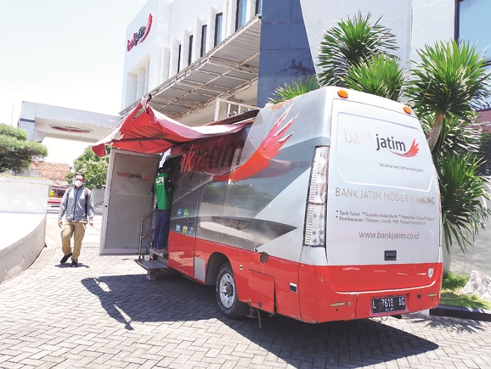 LENGANG: Warga tengah berada di halaman kantor Bank Jatim Cabang Sampang Senin (27/10). (UBAIDILLAHIR RAIE/JPRM)
