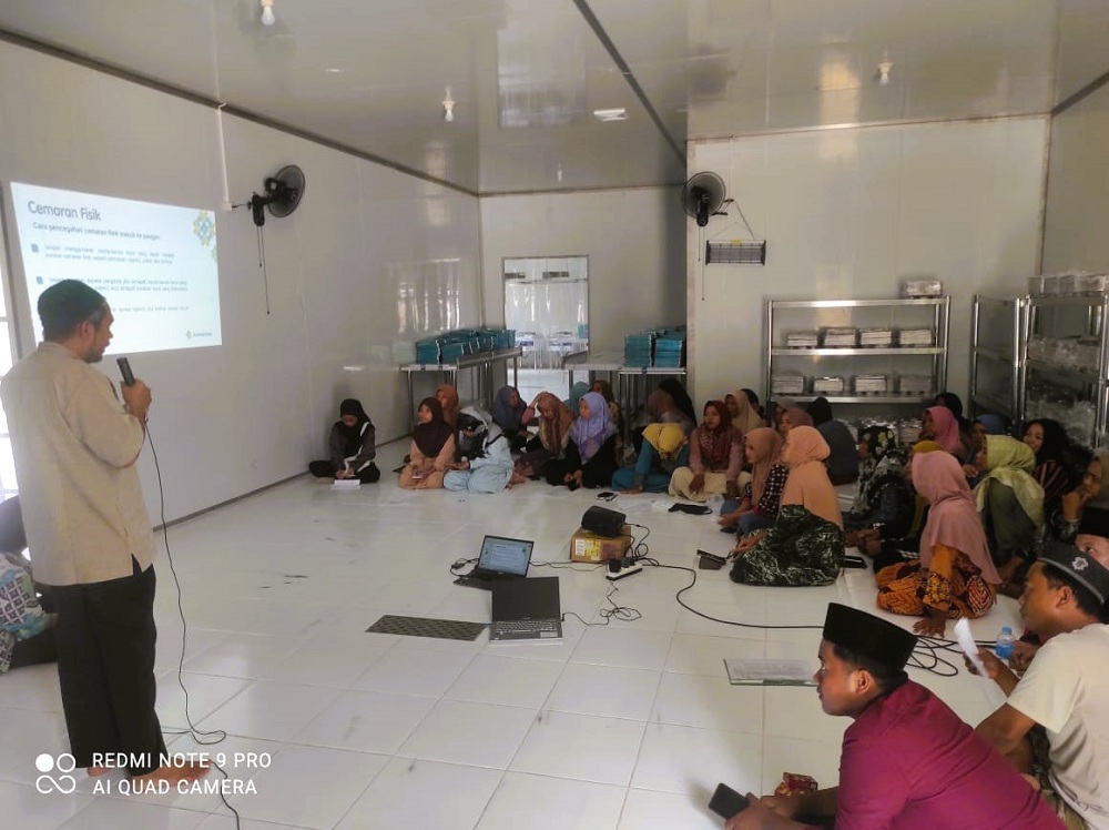 FOKUS: Karyawan dapur MBG sedang mengikuti pelatihan di Kecamatan Batuputih, Sumenep, Minggu (26/10).