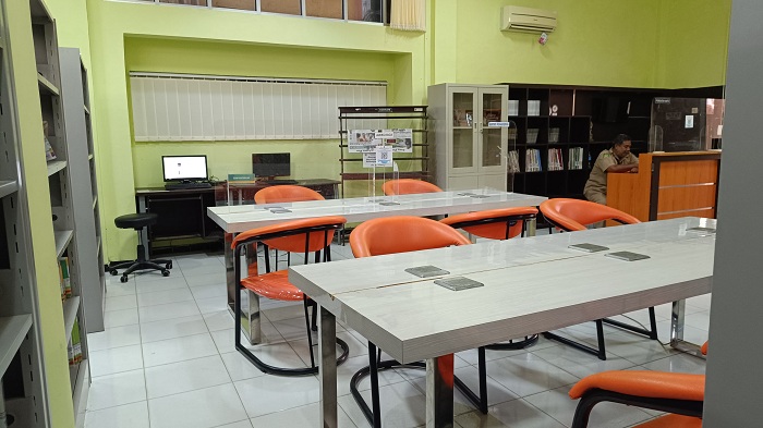FOKUS: Petugas Disperpusip Sumenep berada di perpustakaan daerah, Jumat (8/8). (MOH. LATIF/JPRM)