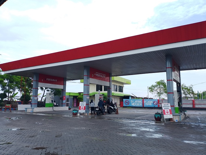 TKP: Warga terlihat hendak mengisi BBM di SPBU 54.692.06 di Desa Tambaan, Kecamatan Camplong, Sampang, Selasa (28/10). (UBAIDILLAHIR RAIE/JPRM)