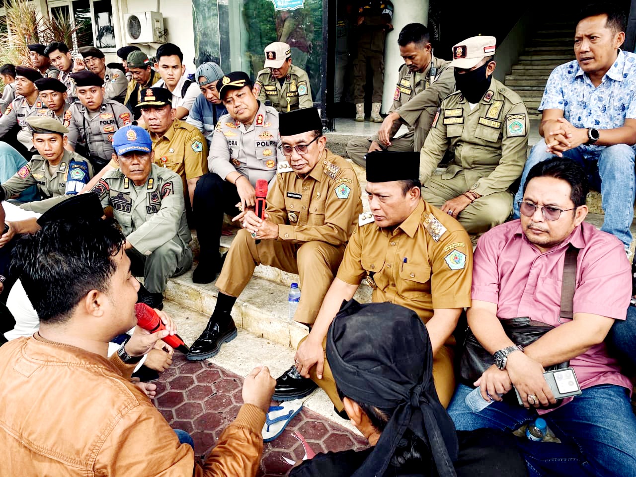 TEMUI PEDEMO: Bupati Pamekasan KH Kholilurrahman dan Wabup Sukriyanto menemui massa aksi di kantor bupati Pamekasan Senin (27/10). (FAHMI JALIL/JPRM)