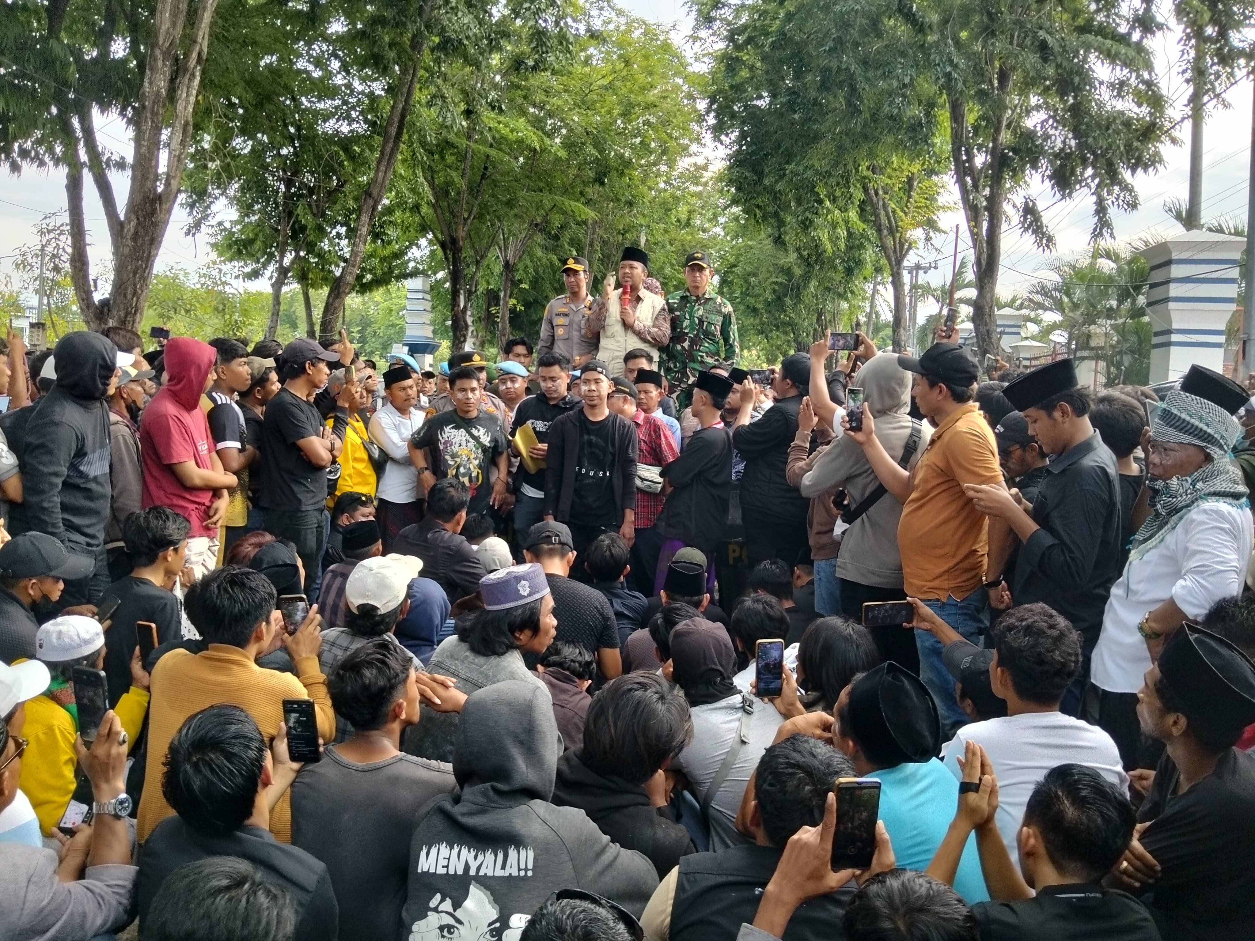 TERTIB: Wabup Sampang Ahmad Mahfudz menanggapi aspirasi masyarakat saat demontrasi di depan kantor DPRD Sampang, Selasa (28/10/2025).