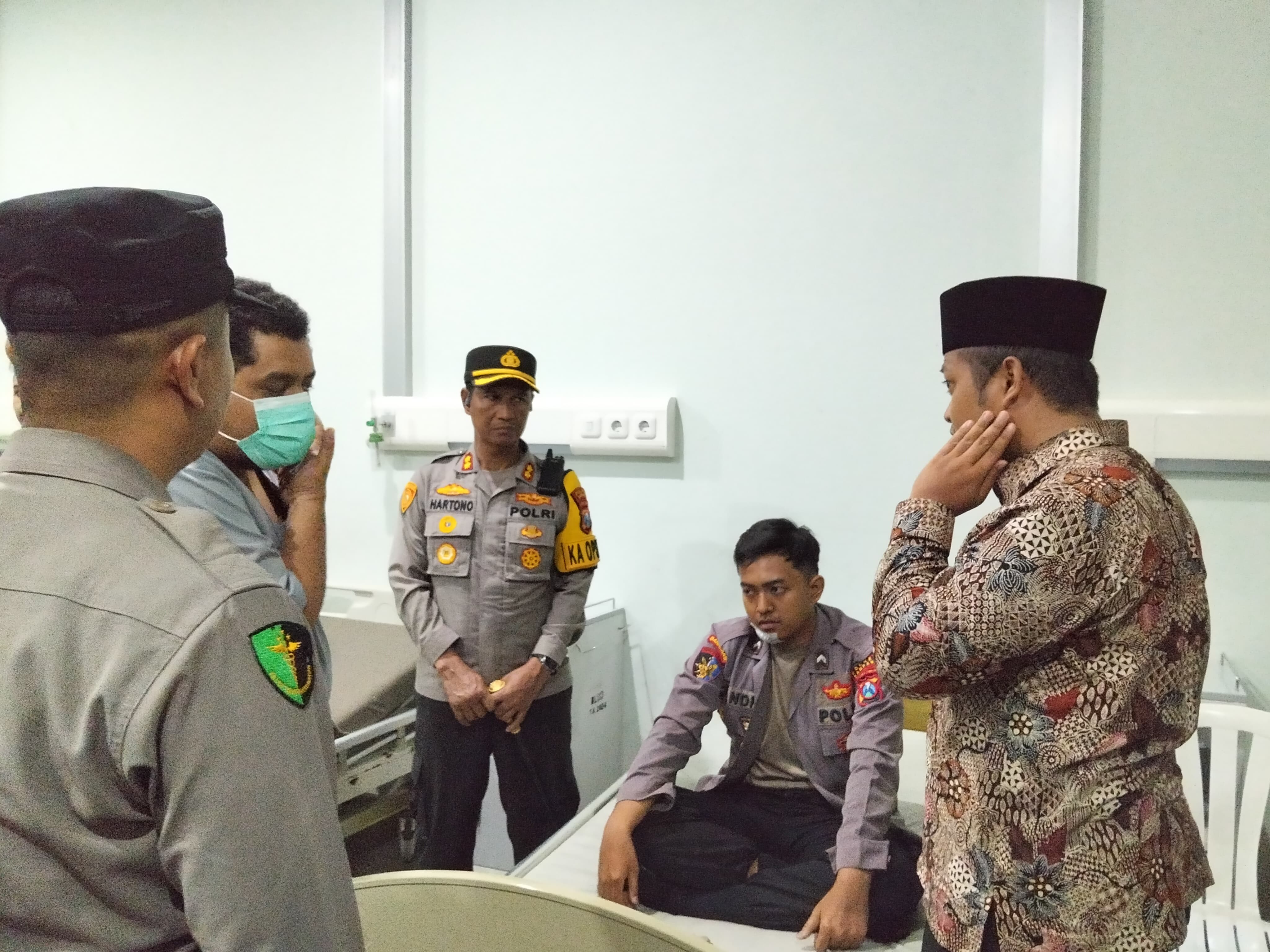 PULIH: Wabup Sampang Ahmad Mahfudz (kanan) didampingi Kapolres AKBP Hartono menjenguk korban aksi demonstrasi di RSMZ, Selasa (28/10/2025)