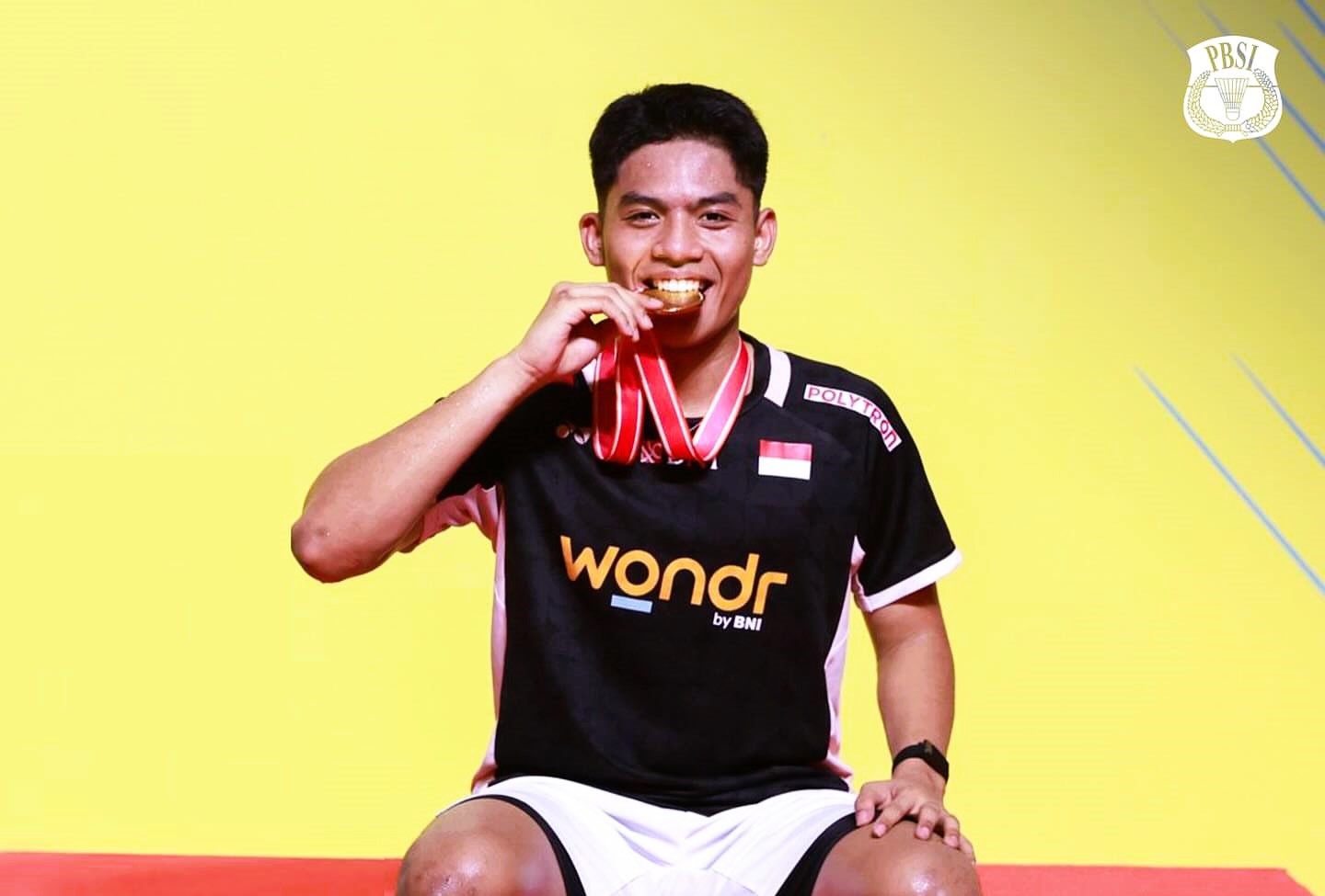 BERPRESTASI: Moh. Zaki Ubaidillah menunjukkan medali emas yang diperolehnya pada kejuaraan Indonesia Master 2025 di Medan, Minggu (26/10).