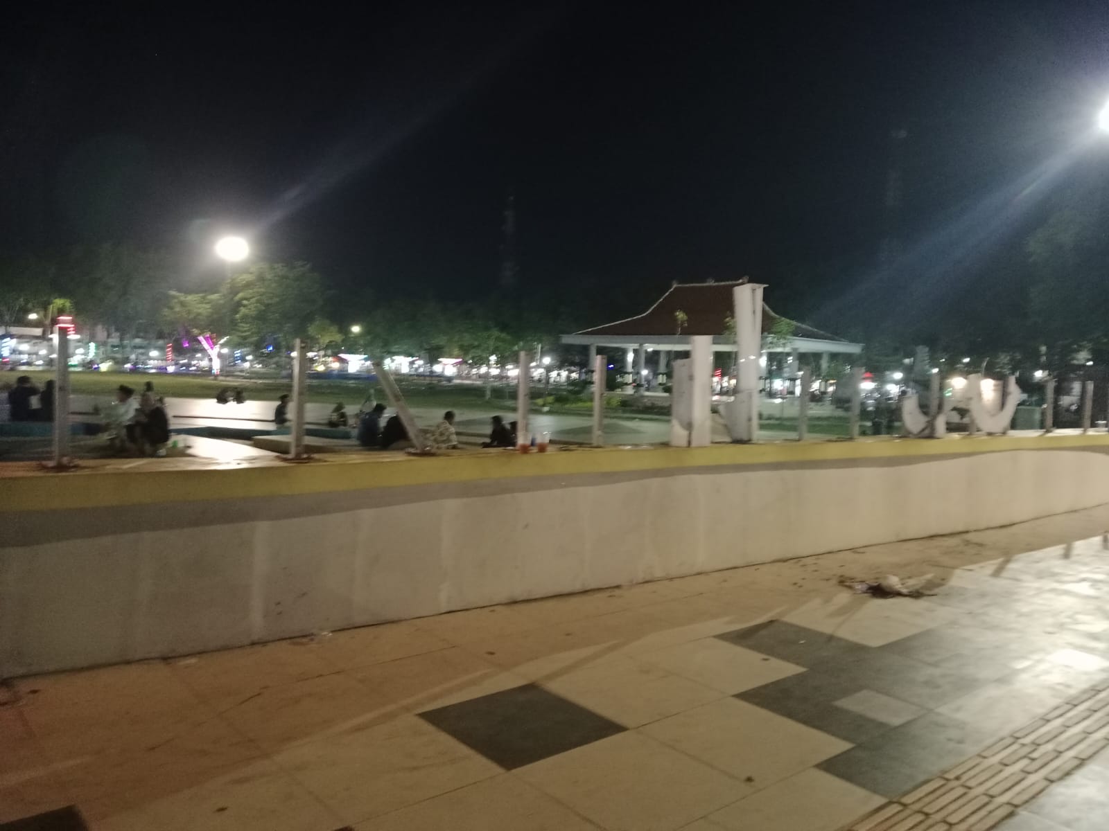 RUSAK: Papan nama Alun-alun Trunojoyo Sampang hilang paska demontrasi di depan Kantor DPRD Sampang, Selasa (28/10/2025).