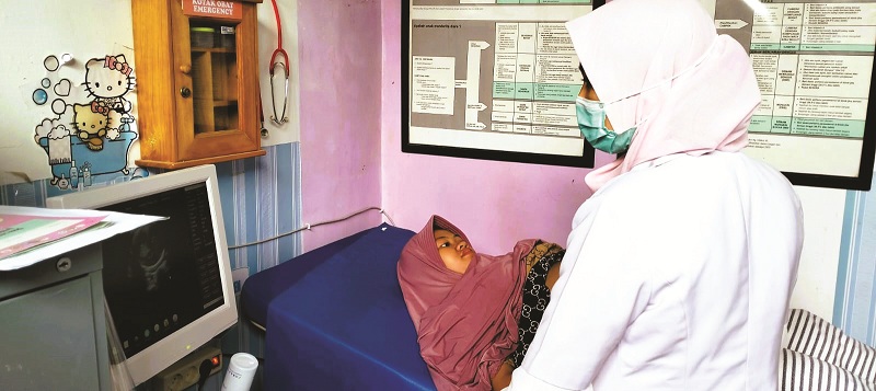 MELAYANI: Dokter Puskesmas Tanjung sedang melakukan USG kepada ibu hamil beberapa waktu lalu. (PUSKESMAS TANJUNG UNTUK JPRM)