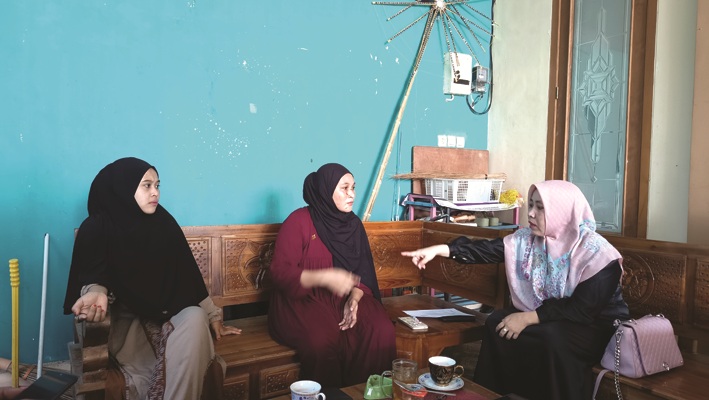 KORBAN PENGANIAYAAN: Mukarromah berkonsultasi di kediaman Ketua Puspa Bangkalan di Kelurahan Kemayoran, Sabtu (18/10). (ZEINAL ABIDIN/JPRM)