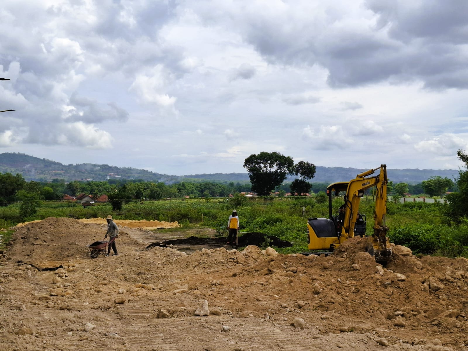 ALAT BERAT: Pekerja sedang melakukan penimbunan menggunakan alat berat di APHT di Kecamatan Guluk-Guluk, Sumenep, Selasa (28/10).