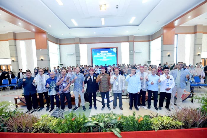SOLID: Pemateri dan peserta TMIC berfoto bersama di lantai 10 Graha Utama UTM Rabu (29/10).