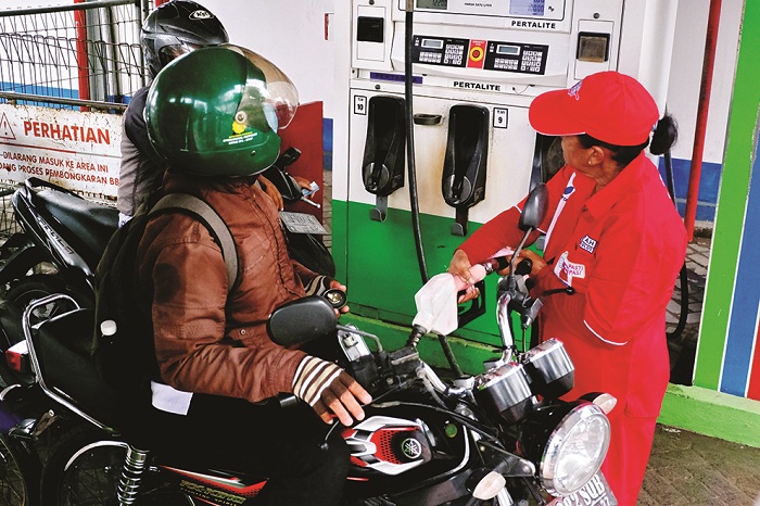 TERINDIKASI BERMASALAH: Pengguna sepeda motor sedang mengisi bahan bakar minyak (BBM) jenis pertalite di SPBU Junok, Bangkalan, Rabu (29/10). (VIVIN AGUSTIN HARTONO/JPRM)