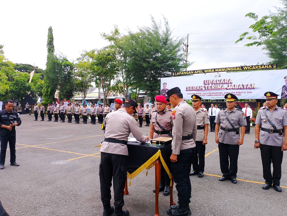 MUTASI: Ps Kasatreskrim Polres Sampang Iptu Fajri Nur Alim menandatangani serah terima jabatan saat upacara sertijab di halaman Mapolres Sampang, Rabu (29/10).