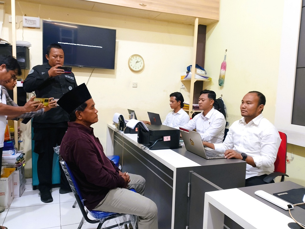 TAK BERKUTIK: Terduga pelaku penganiayaan petugas SPBU Mad Jari diinterogasi penyidik saat menyerahkan diri ke Polres Sampang, Rabu (29/10).