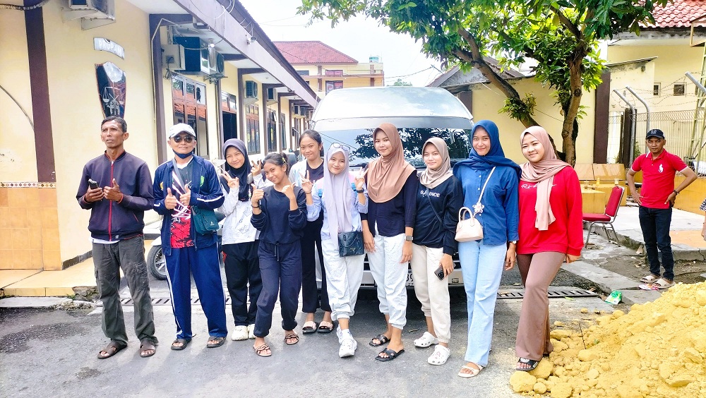 UJI KEMAMPUAN: Atlet PBVSI Sampang berpose bersama sebelum berangkat mengikuti Kejurprov Jatim di halaman Mapolres Sampang, Minggu (26/10).