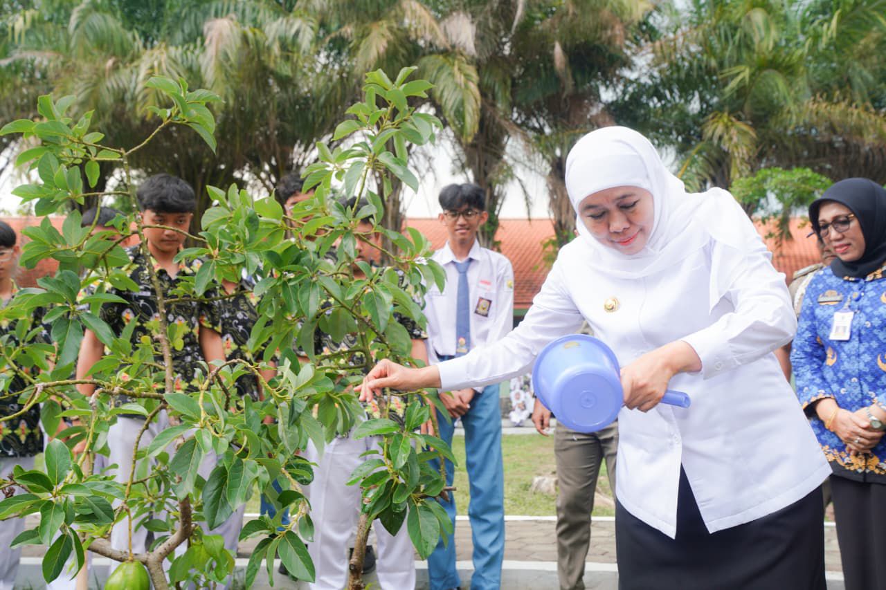 KETAHANAN PANGAN: Gubernur Khofifah Indar parawansa menanam pohon di SMA Negeri 1 Pandaan, Pasuruan.
