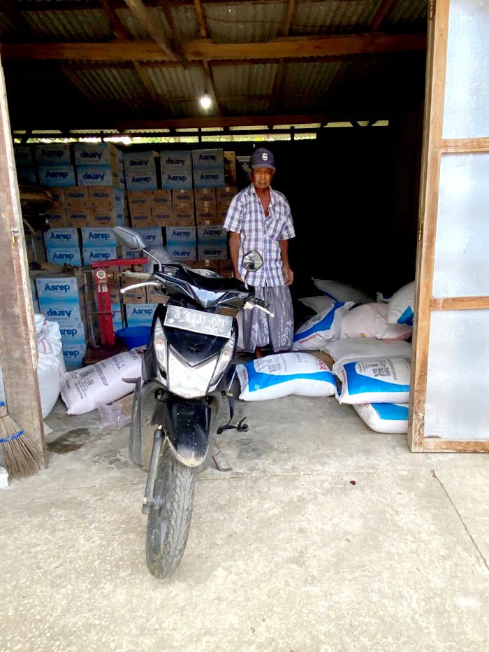 PENEBUSAN: Warga mengangkat pupuk bersubsidi di gudang Kios Tri Al-Barokah, Desa Kelbung, Kecamatan Sepulu, Kamis (30/10). (JUPRI/JPRM)