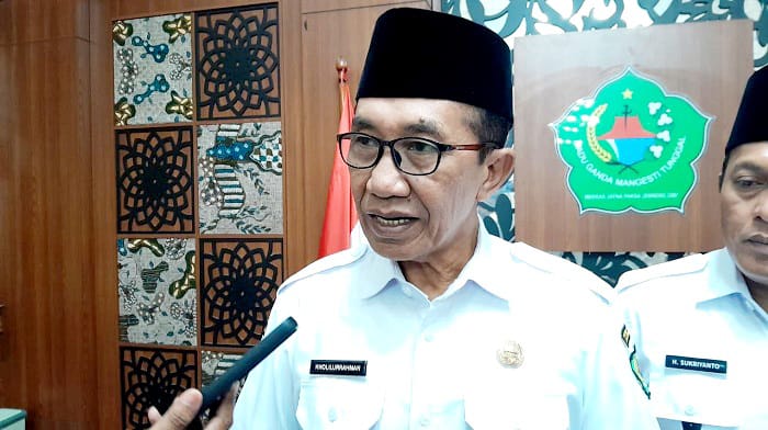 MINIM ANGGARAN: Bupati Pamekasan Kholilurrahman saat diwawancari wartawan di Pendopo Agung Ronggosukowati, Rabu (29/10). (M. KHOLIL RAMLI/JPRM)