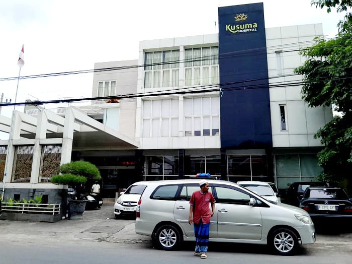 TUAI SOROTAN: Warga mengakses layanan kesehatan di Kusuma Hospital Kamis (30/10). (M. KHOLIL RAMLI/JPRM)