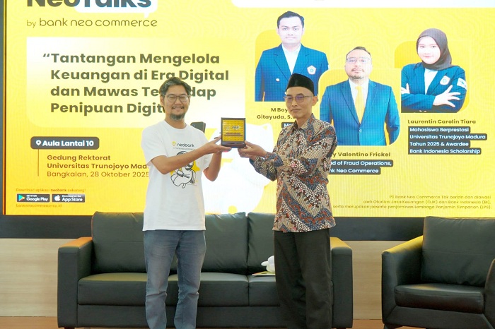 BERSINERGI:&nbsp;Head of Public Relations & Communications PT BNC Tbk, Puji Agung Budiman, menyerahkan souvenir kepada Wakil Dekan Bidang Akademik FEB UTM, Dr. A. Yahya Surya Winata, S.E., M.Si.