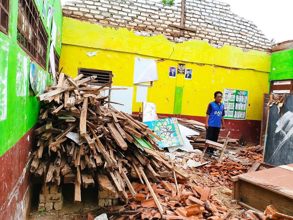 RUSAK BERAT: Plh Kepala SDN Madulang 2 Ahmad Susanto melihat kondisi ruangan kelas sisi timur yang rusak parah .