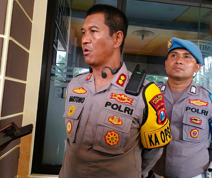 JADI ATENSI: Kapolres Sampang AKBP Hartono saat wawancara dengan awak media di Mapolres Sampang, Rabu (29/10). (UBAIDILLAHIR RAIE/JPRM)