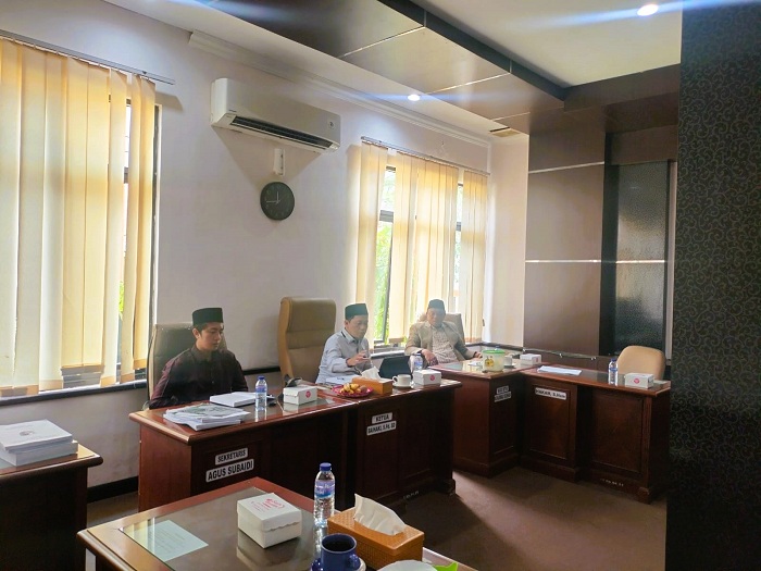 KOORDINASI: Pimpinan Komisi III sedang rapat dengan DLH Perkim membahas aksi demonstrasi di ruang Komisi DPRD Sampang, Rabu (29/10). (KOMISI III UNTUK JPRM)