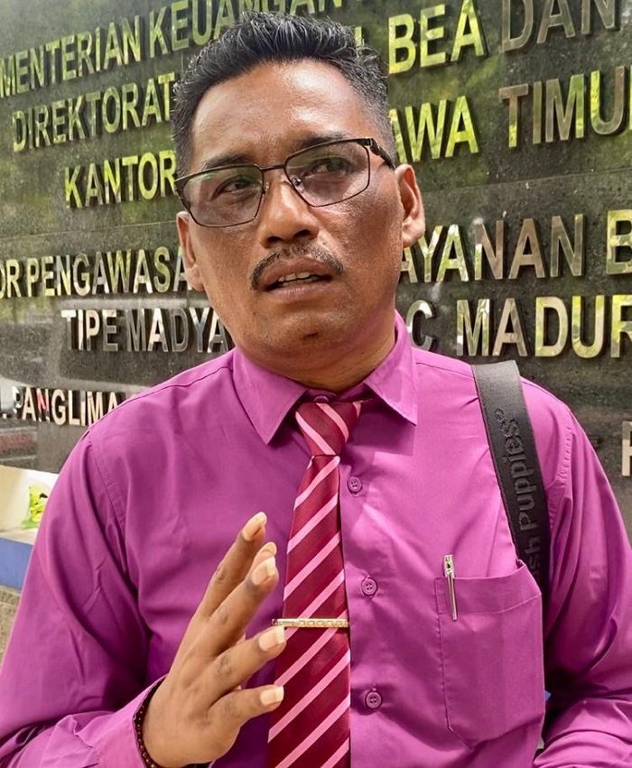 TINDAK LANJUT: Ach. Suhairi selaku penasihat hukum Supriadi mendatangi Kantor Bea Cukai Madura, Selasa (28/10). (MOH. IQBAL AFGANI/JPRM)