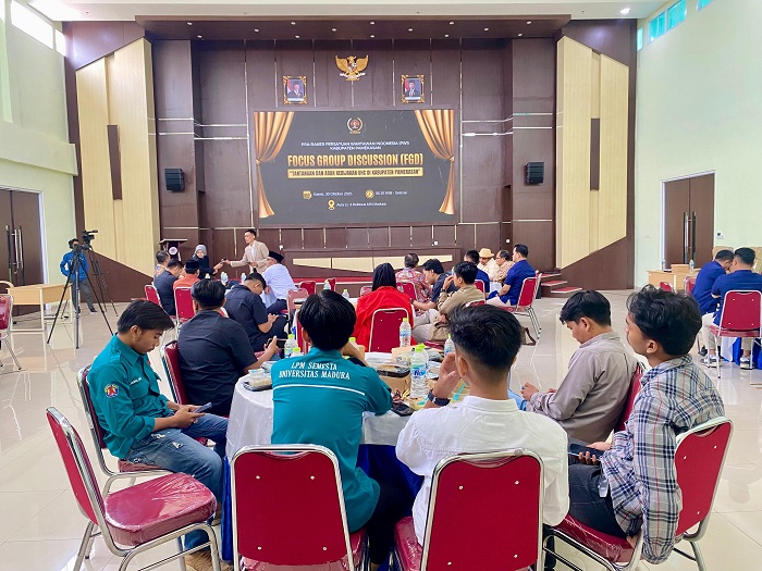 DIBAHAS: Peserta menghadiri diskusi mengenai kebijakan UHC di Gedung Rektorat UIN Madura Kamis (30/10). (MOH. IQBAL AFGANI/JPRM)