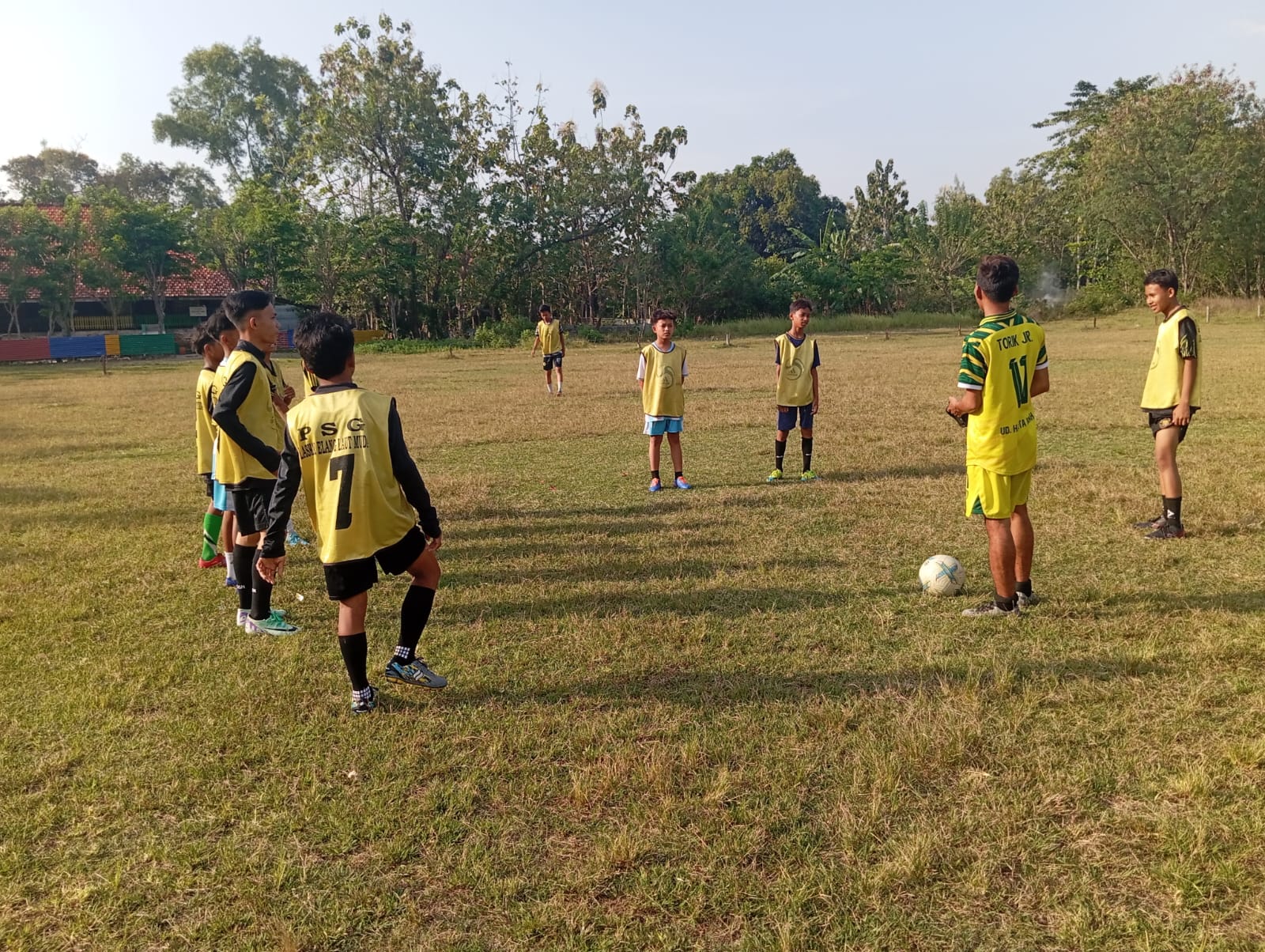 PENUH SEMANGAT: Pemain PSG Sampang mengikuti latihan rutin di Lapangan Krampon, Sampang, Minggu (5/10).