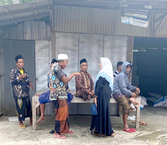 PROTES: Warga mendatangi kios Tri Al-Barokah di Desa Kelbung, Kecamatan Sepulu, Bangkalan, Kamis (30/10). (JUPRI/JPRM)