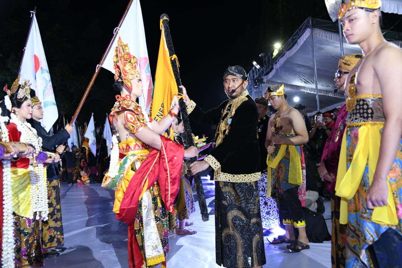 TRADISI LELUHUR: Bupati Sumenep Achmad Fauzi Wongsojudo saat memimpin prosesi Arya Wiraraja di depan Labang Mesem Keraton Sumenep, Sabtu (25/10).