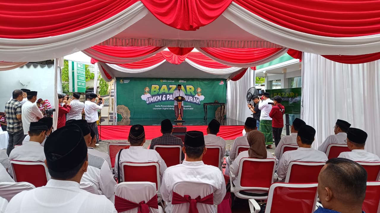 BERKARAKTER: Dirut BPRS Bhakti Sumekar Hairil Fajar saat menyampaikan sambutan dalam acara Bazar UMKM dan Pasar Murah di kantor pusat BPRS Bhakti Sumekar, Rabu (22/10).