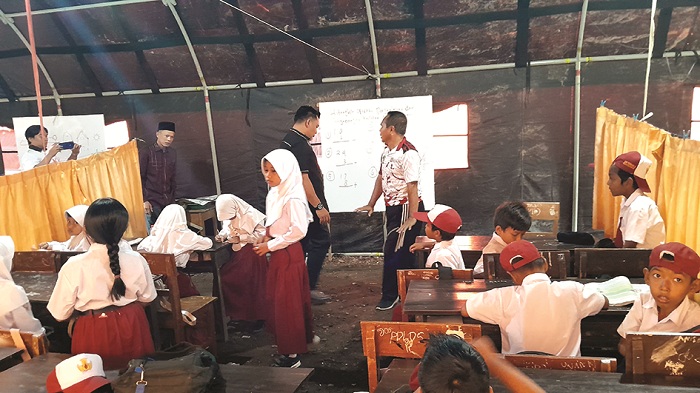 TAK REPRESENTATIF: Siswa SDN Tamberu 2, Kecamatan Batumarmar, Pamekasan, mengikuti KBM di belakang sekolah, Senin (27/10). (M. KHOLIL RAMLI/JPRM)