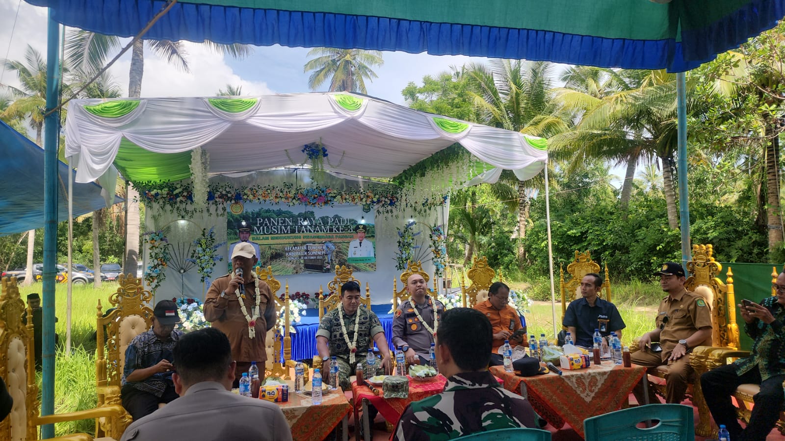 FOKUS: Kepala DKPP Sumenep Chainur Rasyid menyampaikan sambutan pada proses penyaluran bantuan benih jagung di Kantor BPP Kecamatan Manding, Senin (27/10). DKPP Sumenep