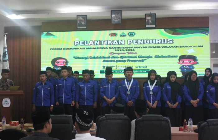SIAP MENGABDI: Pengurus baru forum komunikasi mahasiswa santri banyuanyar (FKMSB) Wilayah Bangkalan dilantik kemarin, di aula kantor KPU Bangkalan. (FKMSB BANGKALAN FOR Radarmadura.id)