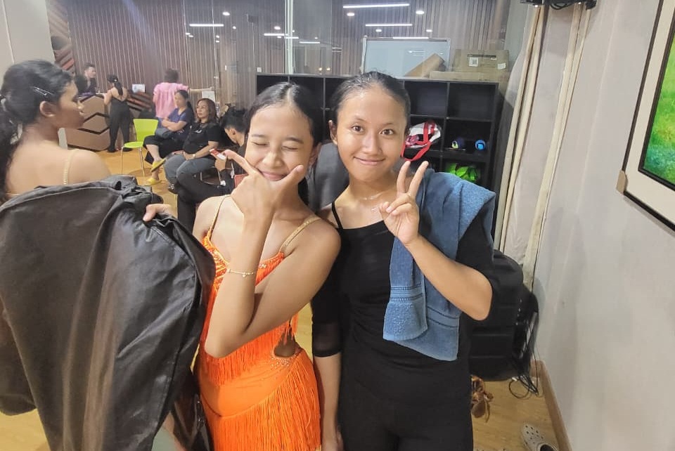 SEMAKIN MATANG: Atlet dansa Bangkalan Beatrix Anindita Larasati (baju hitam) usai mengikuti latihan di Surabaya, Minggu (12/10).