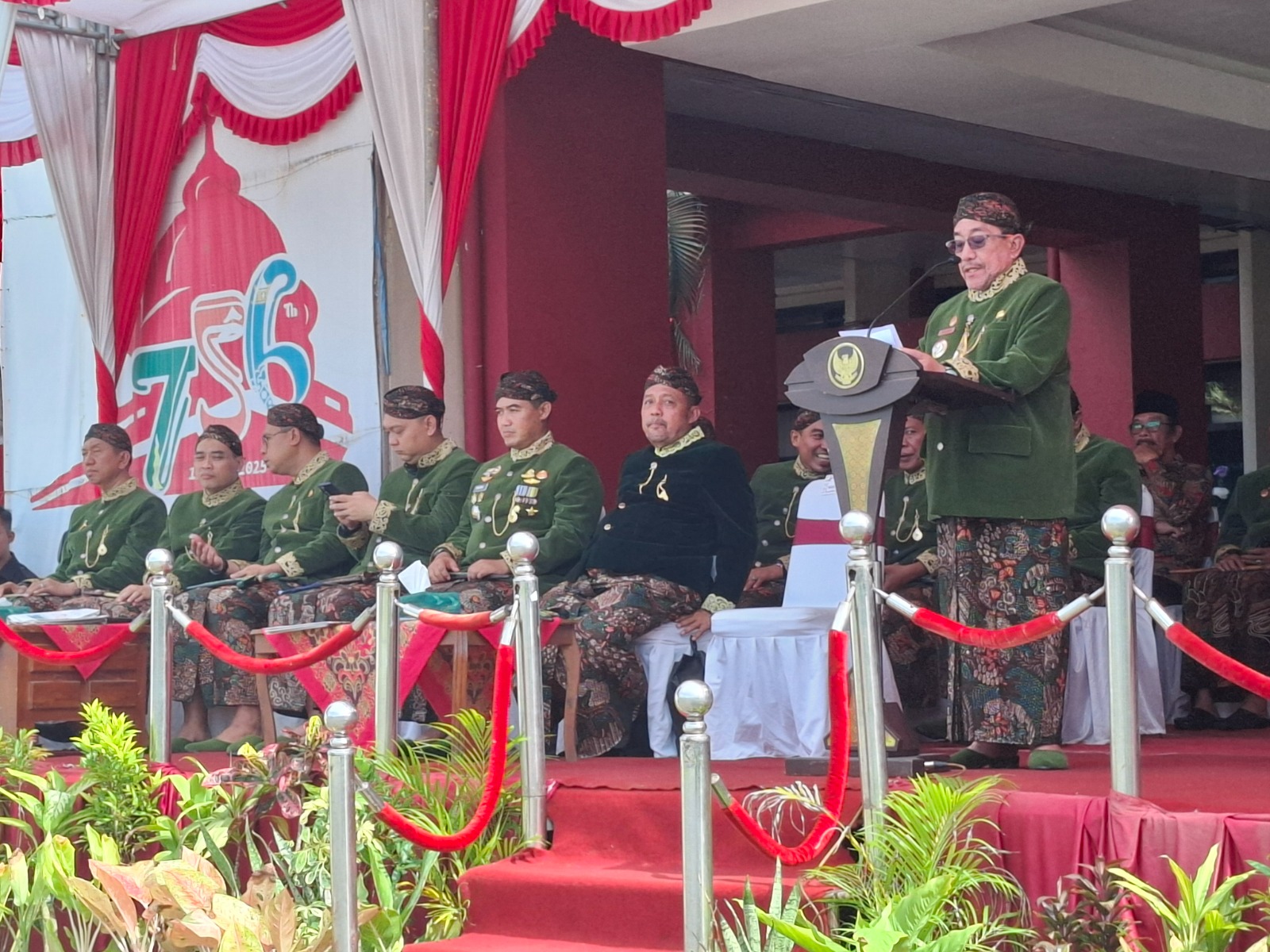 MELAYANI: Wabup Imam Hasyim saat menyampaikan sambutan dalam upacara Harjad Ke-756 Kabupaten Sumenep di halaman kantor pemkab Sabtu (30/10).