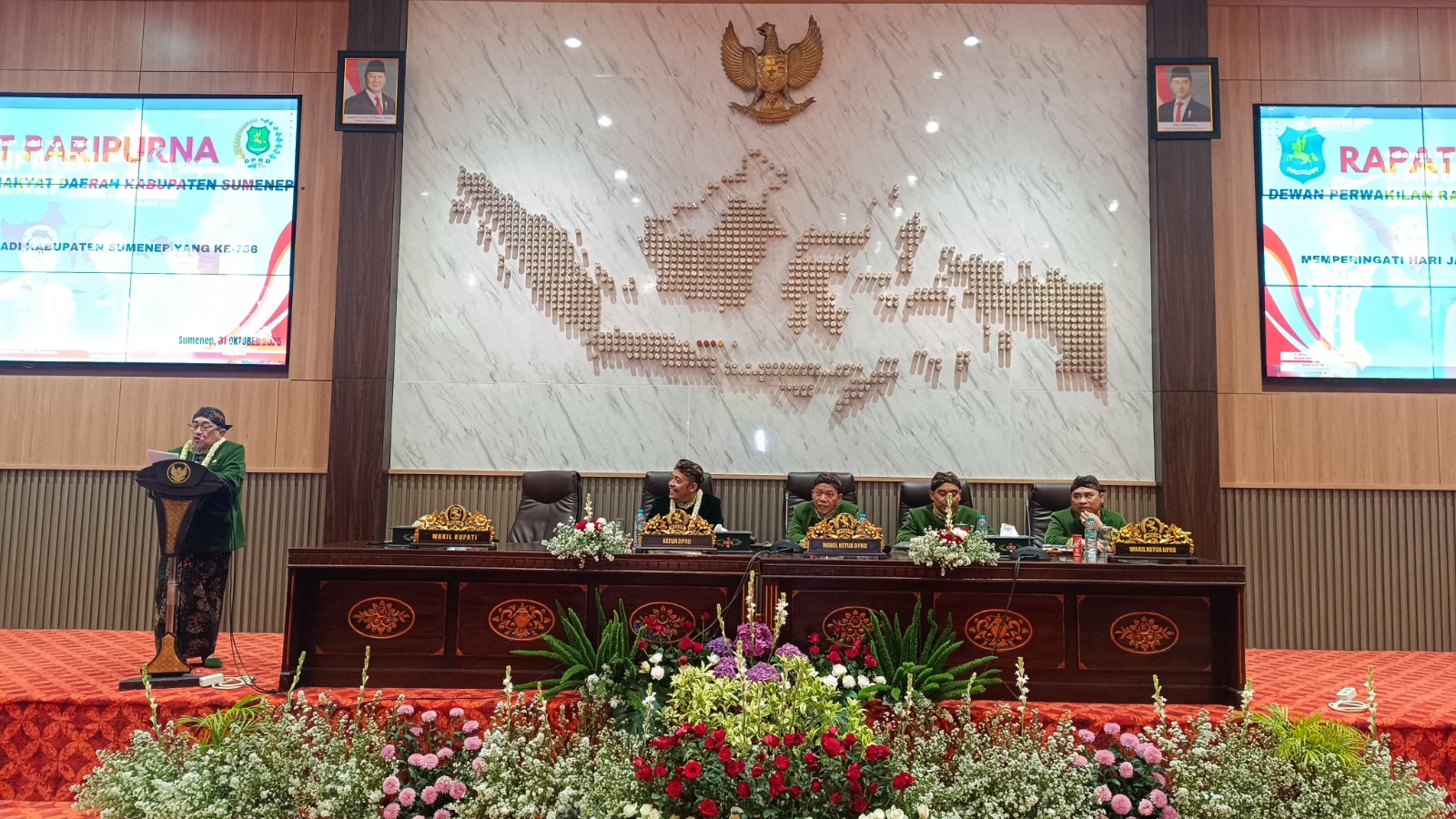 BERBUDAYA: Dari kiri, Wabup KH Imam Hasyim, Ketua DPRD Sumenep Zainal Arifin, Wakil Ketua Dul Siam, Indra Wahyudi, M. Syukri saat menghadiri rapat paripurna Harjad Ke-756 Kabupaten Sumenep