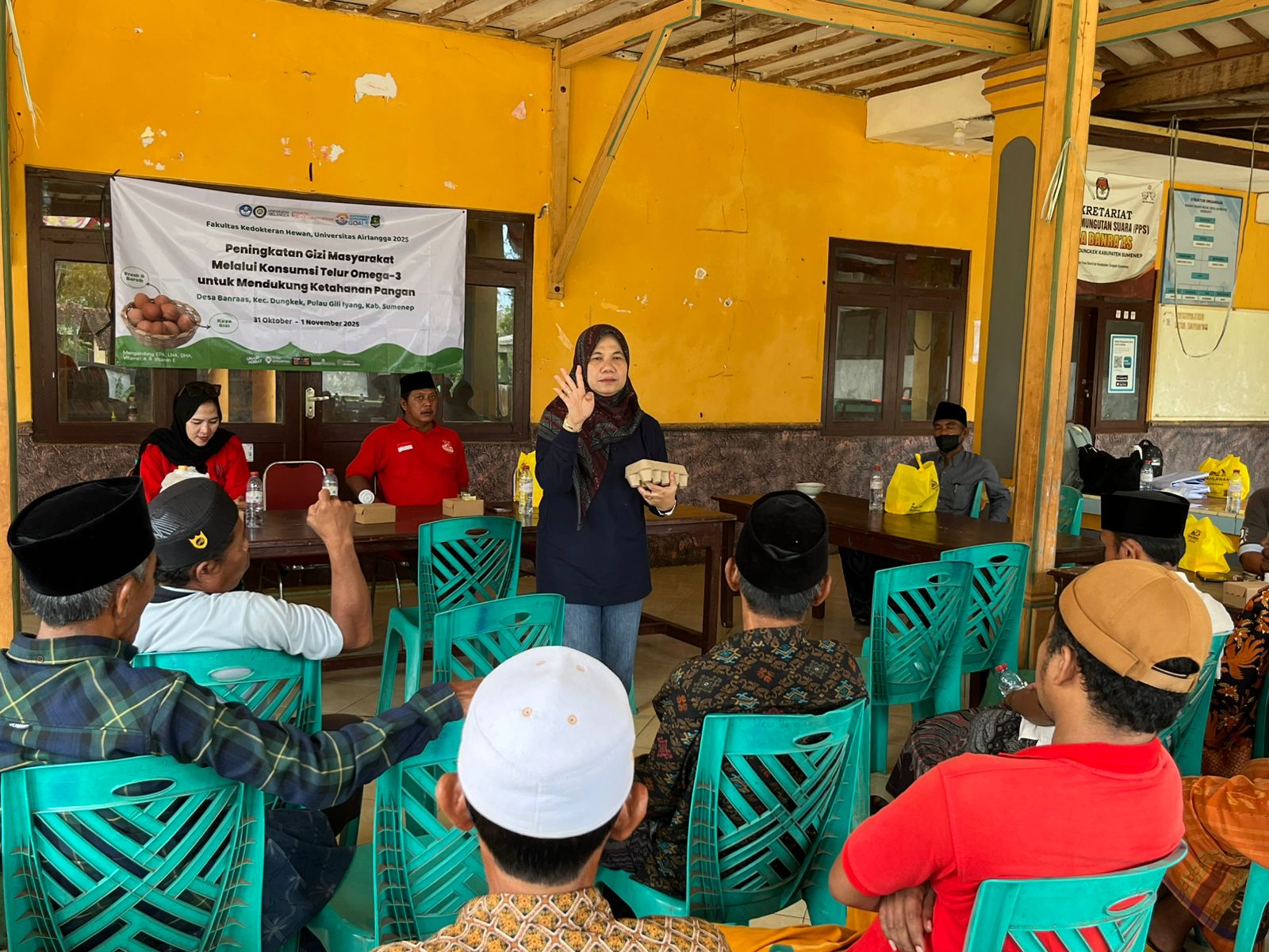BERI MATERI: Dosen FKH Unair Dr Emy Koestanti S. drh M. Kes saat memberikan materi terkait peternakan berkelanjutan kepada gapoktan di balai desa Banraas, Kecamatan Dungkek Pulau Gili Iyang, kemarin.