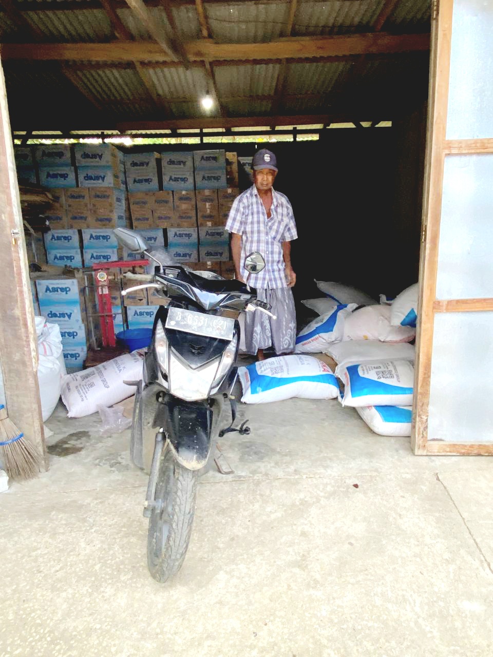 LAKUKAN PENEBUSAN: Warga berada di dalam gudang pupuk kios Tri Al-Barokah di Desa Kelbung, Kecamatan Sepulu, Bangkalan, Kamis (30/10).