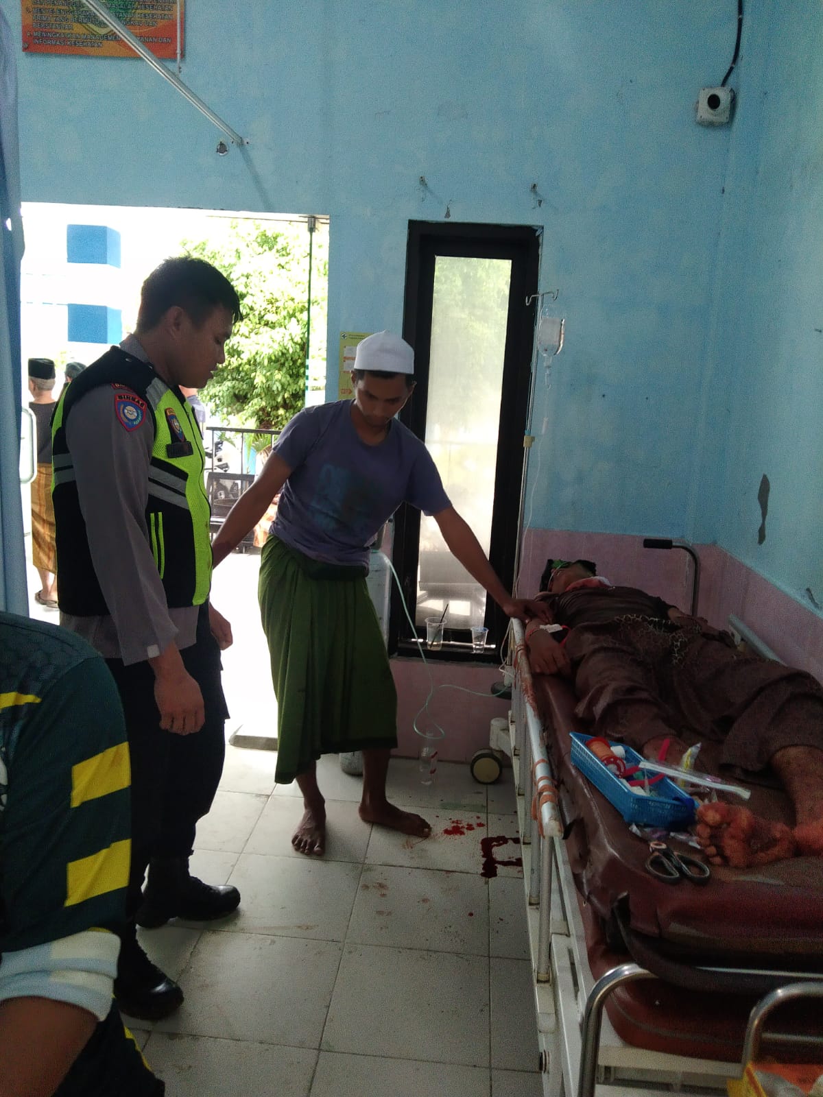 TEWAS: Seorang pria tanpa identitas penuh luka dirawat di Puskesmas Tambelangan, Sampang  pada Minggu sore (2/11).