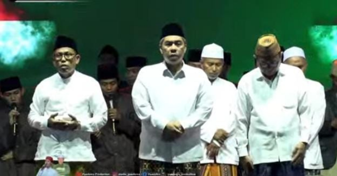 KHIDMAT: Pembacaan Shalawat Nabisebagai salah satu rangkaian kegiatan Hari Santri Nasional (HSN) dan Rokat Desa/Kecamatan Dungkek, Sumenep.