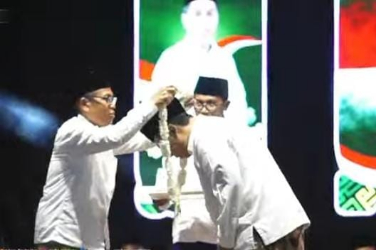 Pengalungan Bunga Melati dari Kades Dungkek H. Achmad Jumahri S.E kepada Wakil Ketua PBNU Dr. (H.C) KH. Zulfa M