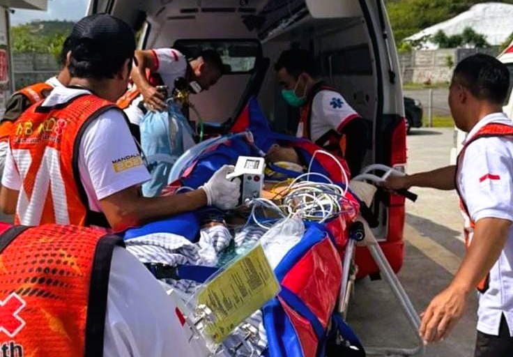 DARURAT: Robby Sakera dievakuasi setelah terjatuh pada tikungan delapan saat balapan di Mandalika Racing Series di Sirkuit Mandalika, Sabtu (1/11).