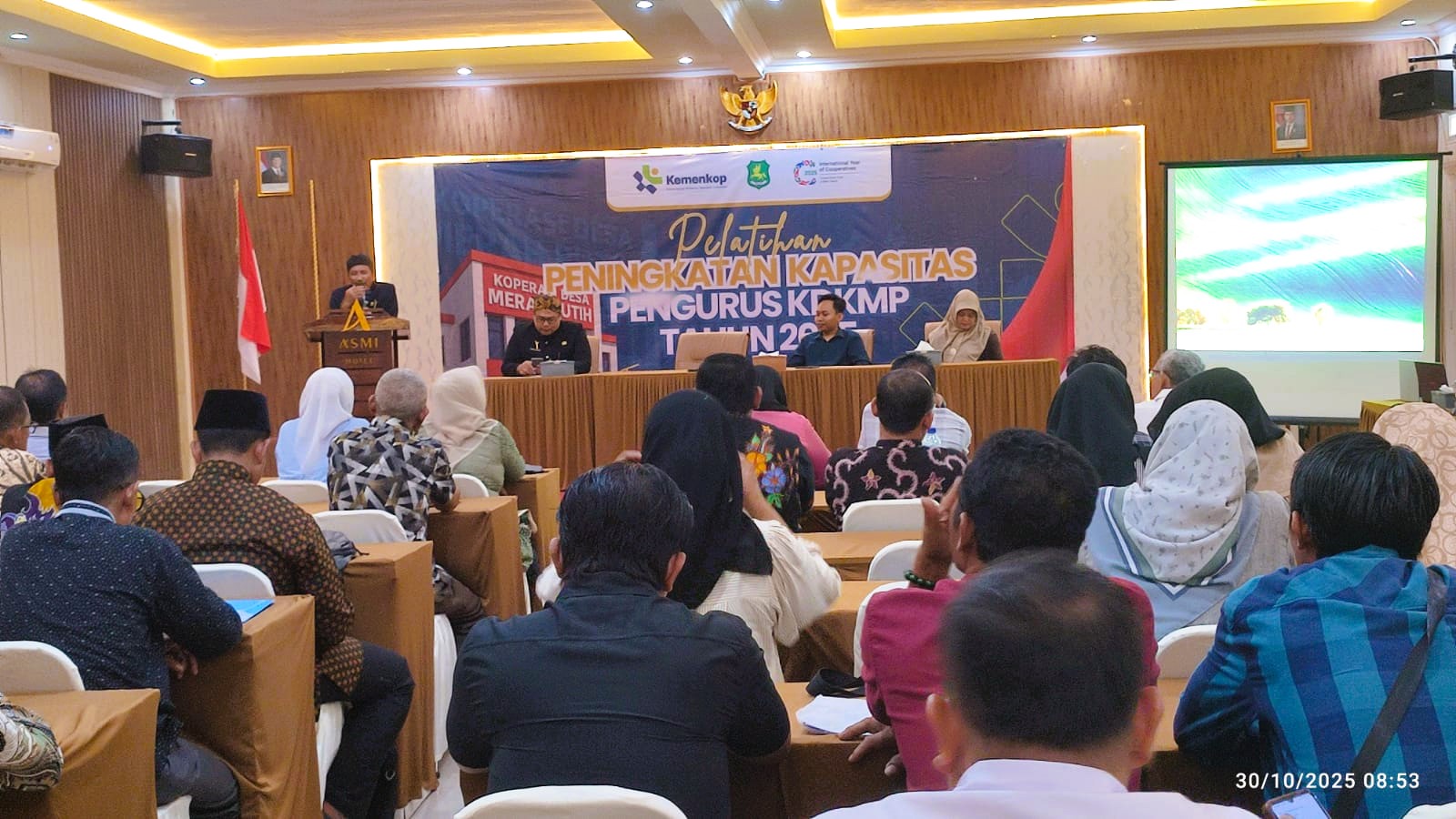 FOKUS: Ratusan pengurus KMP sedang mengikuti bimtek di Hotel Azmi Sumenep, Kamis (30/10).